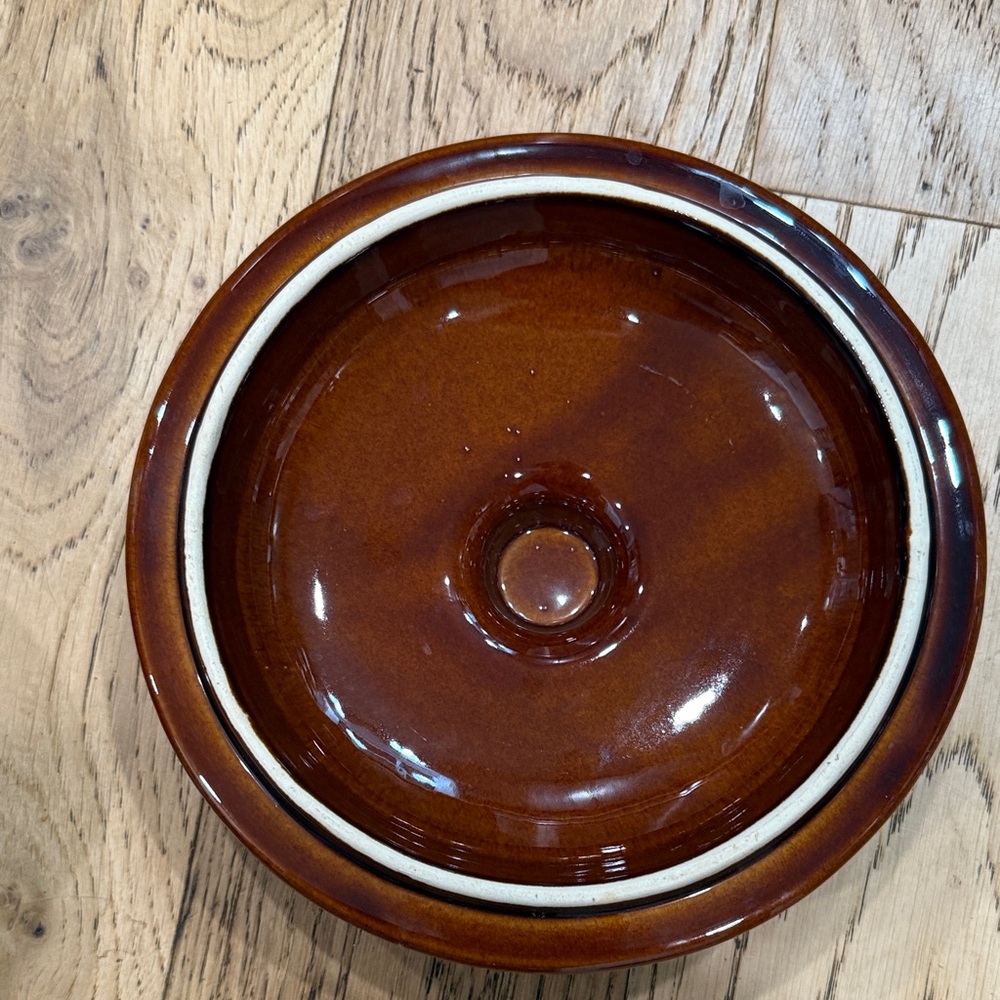 Hull Pottery Brown Drip Glaze Ceramic Bean Pot with Matching Lid - Picture 5 of 5